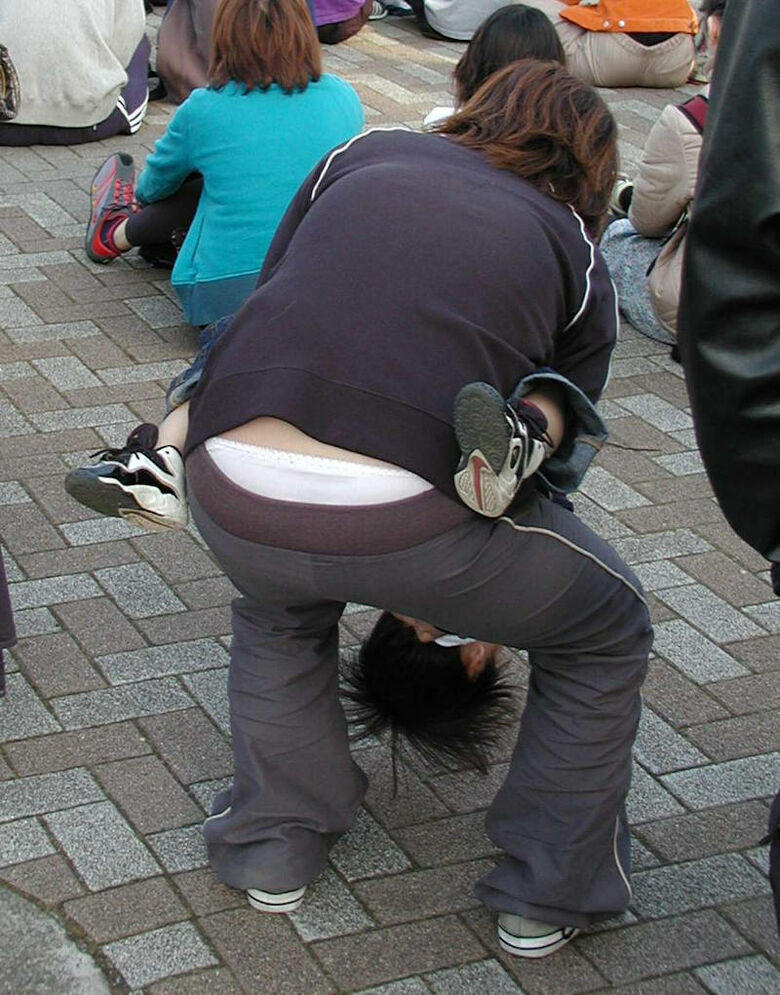 熟女 街撮り盗撮画像!おばさんのパンチラ・胸チラ エロいケツのたみるが熟して抜けるぜ!!041
