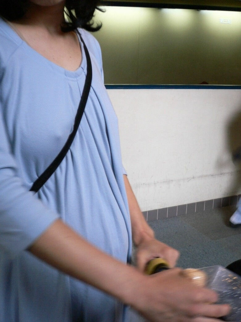 熟女 街撮り盗撮画像!おばさんのパンチラ・胸チラ エロいケツのたみるが熟して抜けるぜ!!042