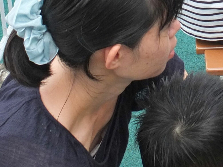 熟女 街撮り盗撮画像!おばさんのパンチラ・胸チラ エロいケツのたみるが熟して抜けるぜ!!043