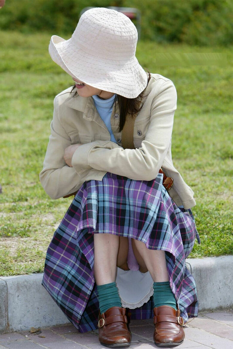 熟女 街撮り盗撮画像!おばさんのパンチラ・胸チラ エロいケツのたみるが熟して抜けるぜ!!058