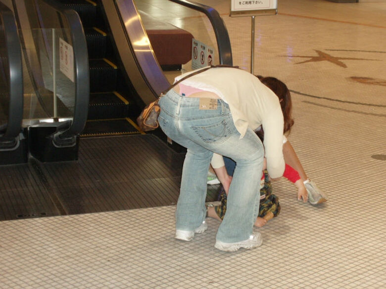熟女 街撮り盗撮画像!おばさんのパンチラ・胸チラ エロいケツのたみるが熟して抜けるぜ!!059