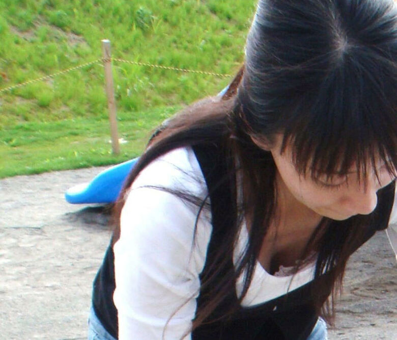 熟女 街撮り盗撮画像!おばさんのパンチラ・胸チラ エロいケツのたみるが熟して抜けるぜ!!063