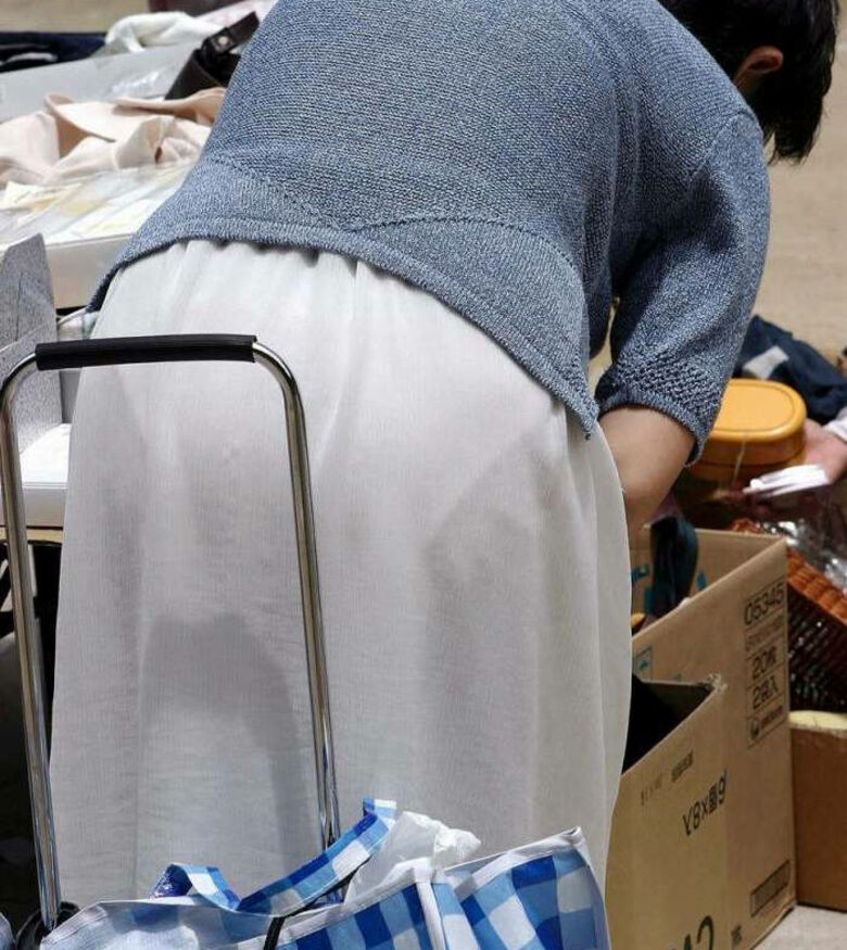 熟女 街撮り盗撮画像!おばさんのパンチラ・胸チラ エロいケツのたみるが熟して抜けるぜ!!064