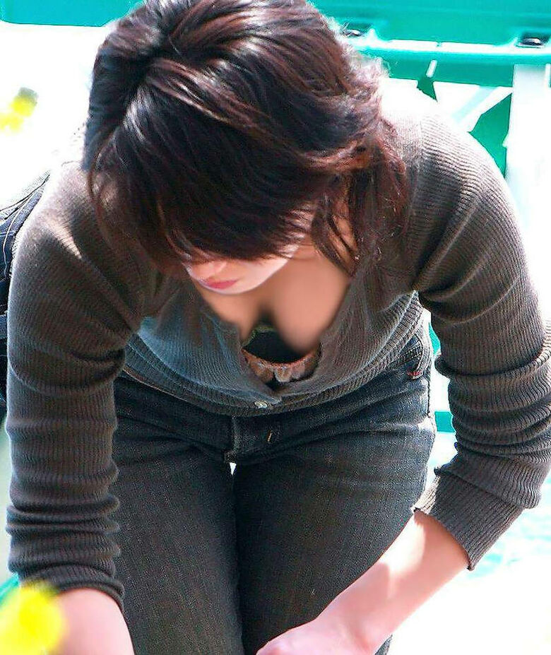 熟女 街撮り盗撮画像!おばさんのパンチラ・胸チラ エロいケツのたみるが熟して抜けるぜ!!068