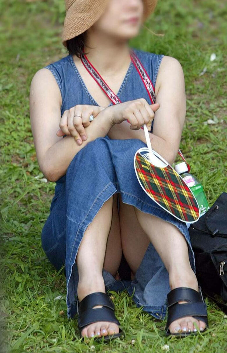 熟女 街撮り盗撮画像!おばさんのパンチラ・胸チラ エロいケツのたみるが熟して抜けるぜ!!069