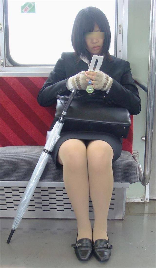 ol 電車盗撮パンチラ画像！対面から見えちゃってパンツがエロくて抜けちゃいます♡003