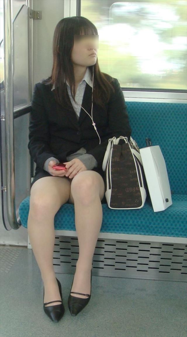 ol 電車盗撮パンチラ画像！対面から見えちゃってパンツがエロくて抜けちゃいます♡007