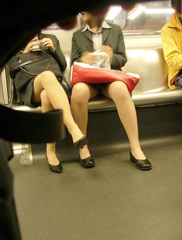ol 電車盗撮パンチラ画像！対面から見えちゃってパンツがエロくて抜けちゃいます♡009