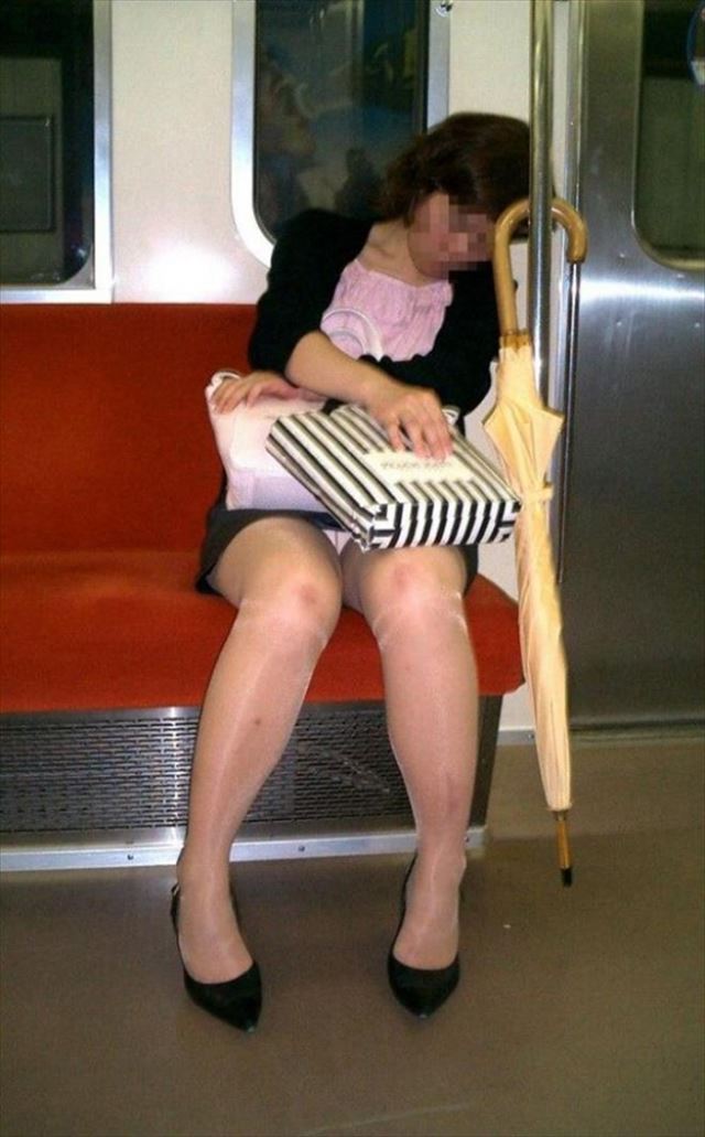 ol 電車盗撮パンチラ画像！対面から見えちゃってパンツがエロくて抜けちゃいます♡014