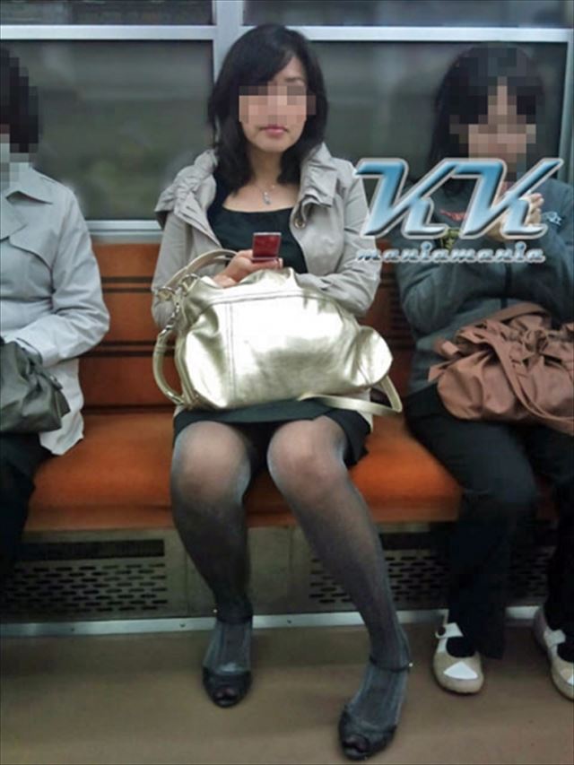 ol 電車盗撮パンチラ画像！対面から見えちゃってパンツがエロくて抜けちゃいます♡016