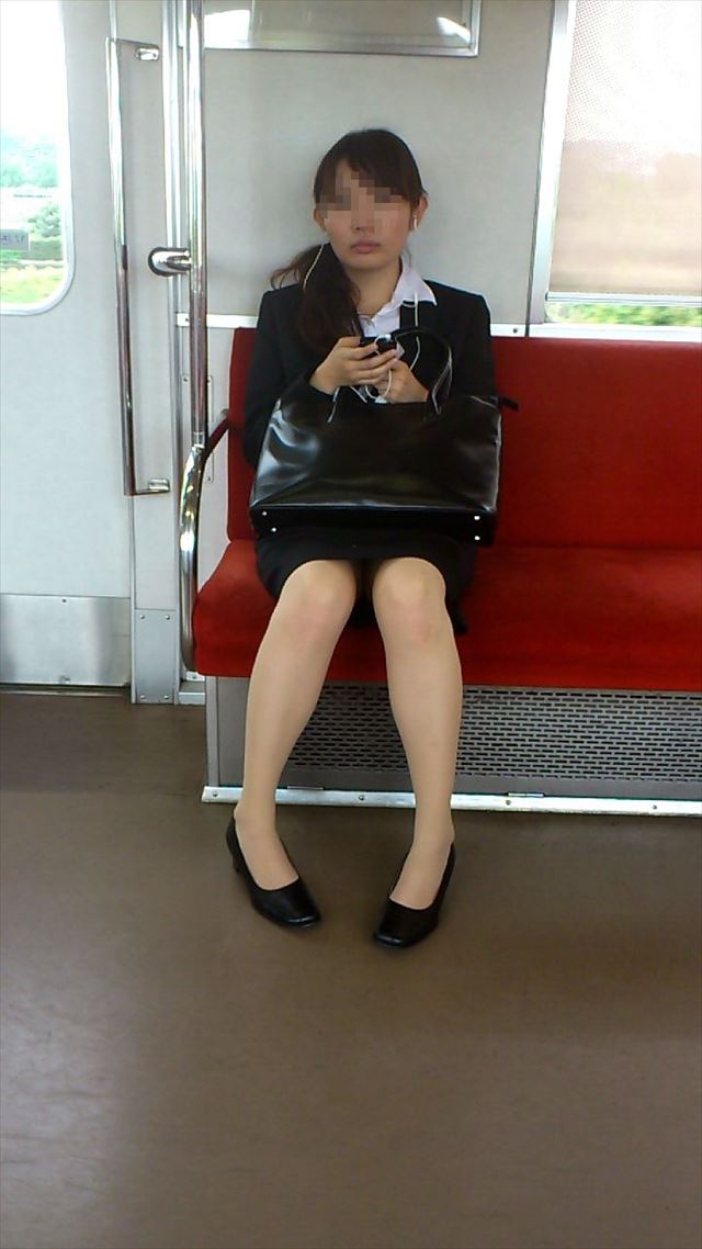 ol 電車盗撮パンチラ画像！対面から見えちゃってパンツがエロくて抜けちゃいます♡017
