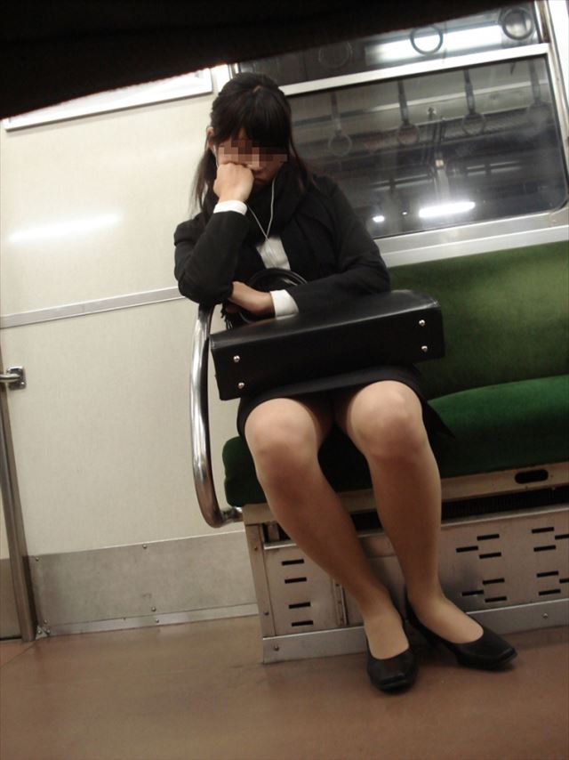 ol 電車盗撮パンチラ画像！対面から見えちゃってパンツがエロくて抜けちゃいます♡018