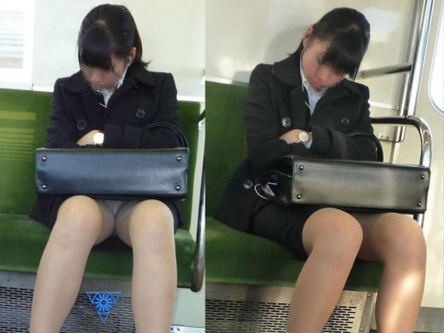 ol 電車盗撮パンチラ画像！対面から見えちゃってパンツがエロくて抜けちゃいます♡030