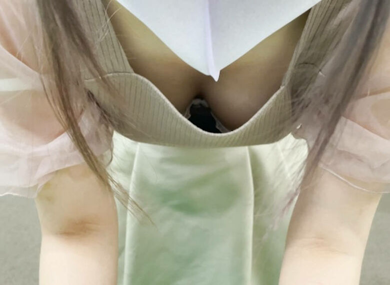 胸チラ エロ画像035