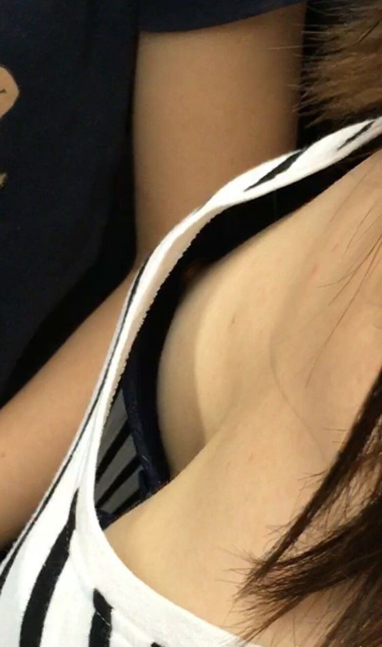 胸チラ エロ画像110
