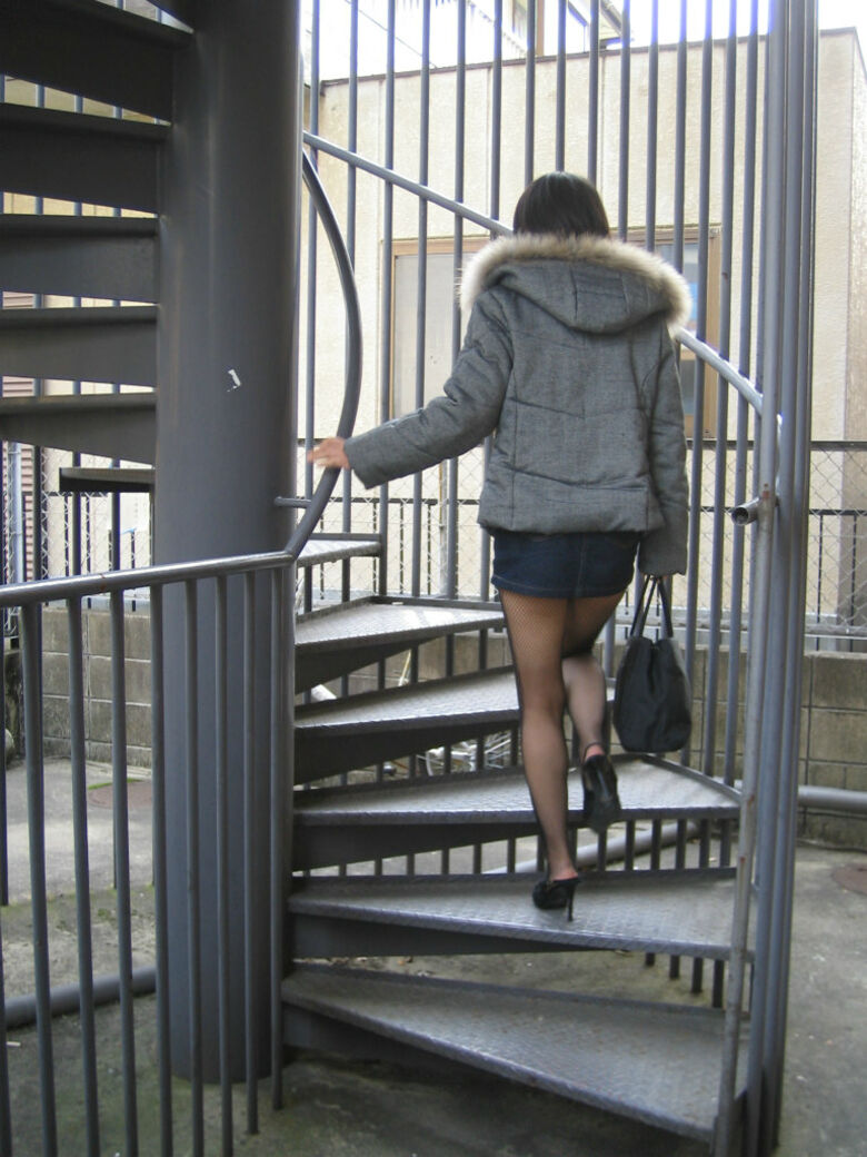 階段パンチラ画像001