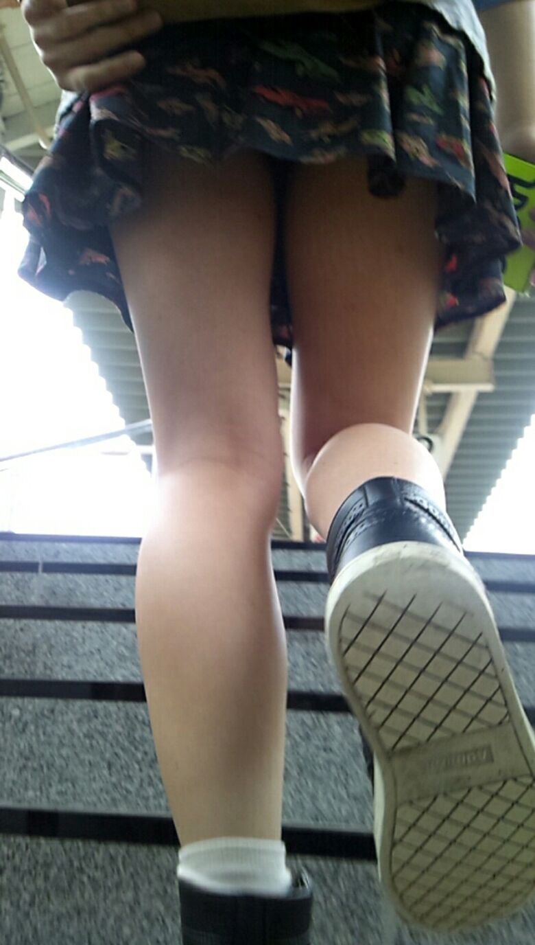 階段パンチラ画像006