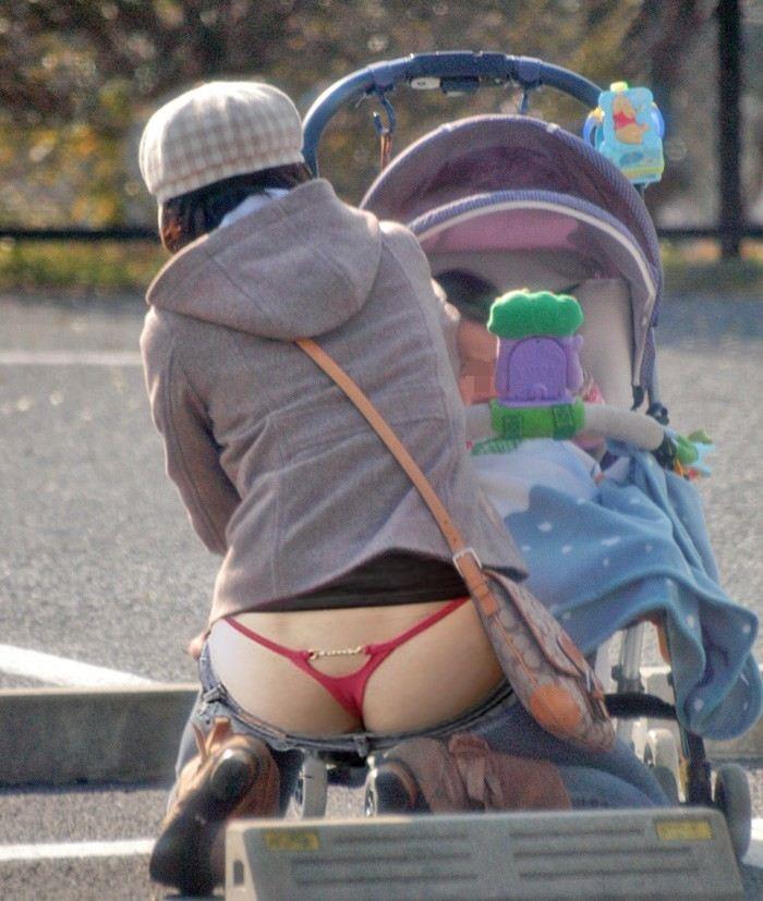 街中にいる若妻のパンチラ！子どもに夢中で股間が無防備な人妻たち♡002