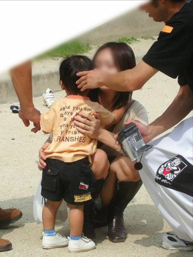 街中にいる若妻のパンチラ！子どもに夢中で股間が無防備な人妻たち♡008