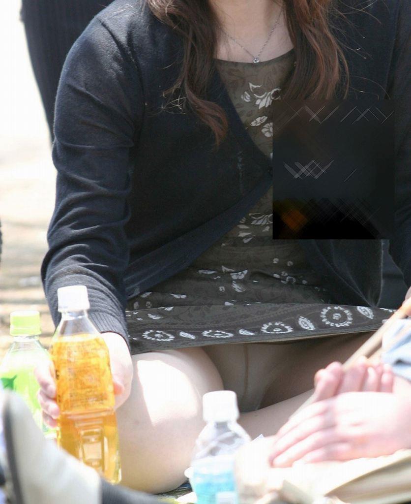 街中にいる若妻のパンチラ！子どもに夢中で股間が無防備な人妻たち♡010