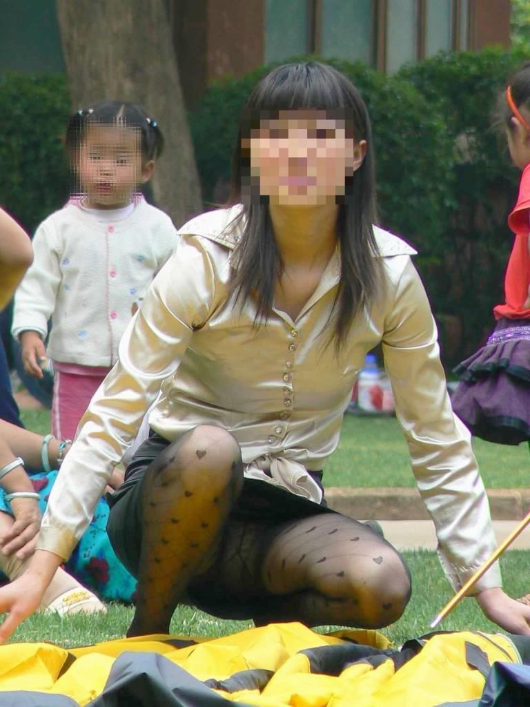 街中にいる若妻のパンチラ！子どもに夢中で股間が無防備な人妻たち♡012