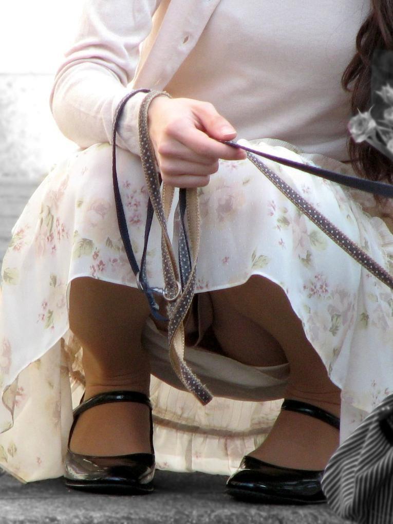 街中にいる若妻のパンチラ！子どもに夢中で股間が無防備な人妻たち♡017