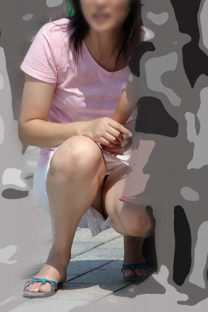 街中にいる若妻のパンチラ！子どもに夢中で股間が無防備な人妻たち♡019