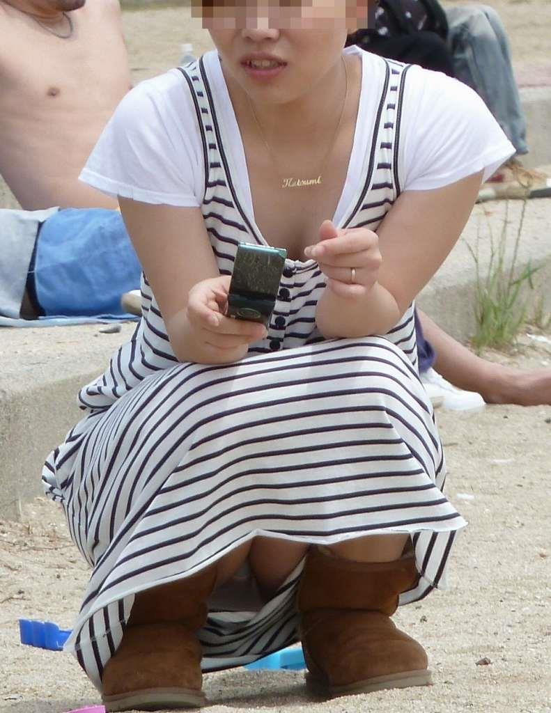 街中にいる若妻のパンチラ！子どもに夢中で股間が無防備な人妻たち♡020