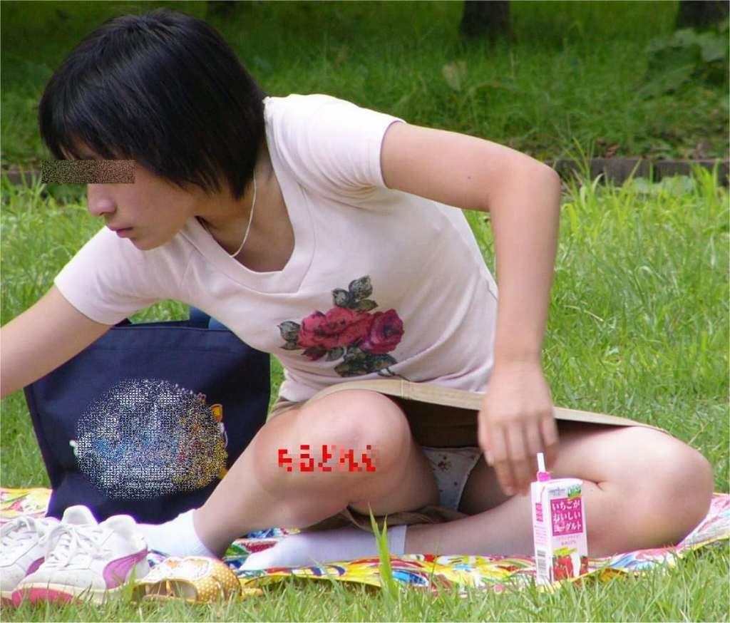 街中にいる若妻のパンチラ！子どもに夢中で股間が無防備な人妻たち♡021