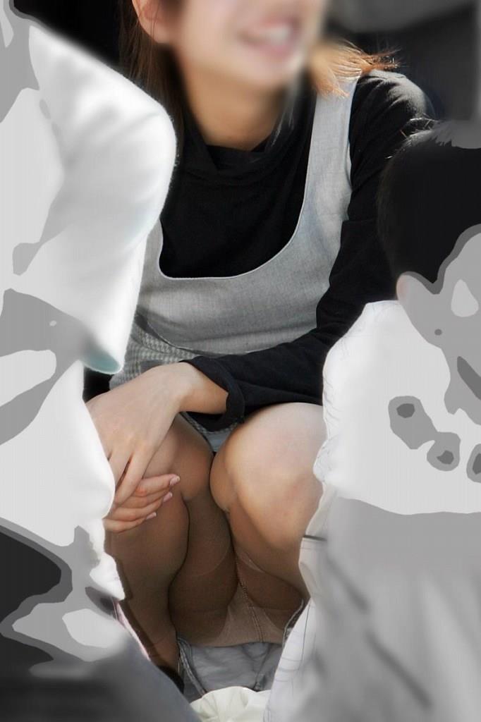 街中にいる若妻のパンチラ！子どもに夢中で股間が無防備な人妻たち♡022