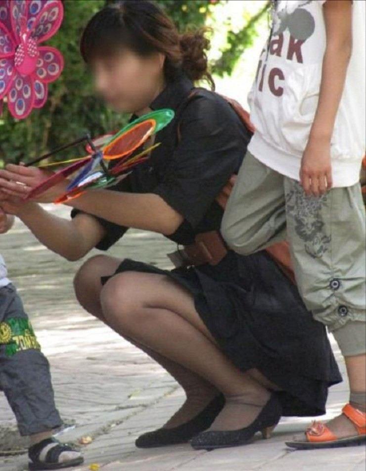 街中にいる若妻のパンチラ！子どもに夢中で股間が無防備な人妻たち♡023