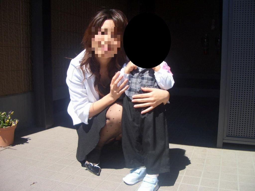 街中にいる若妻のパンチラ！子どもに夢中で股間が無防備な人妻たち♡027