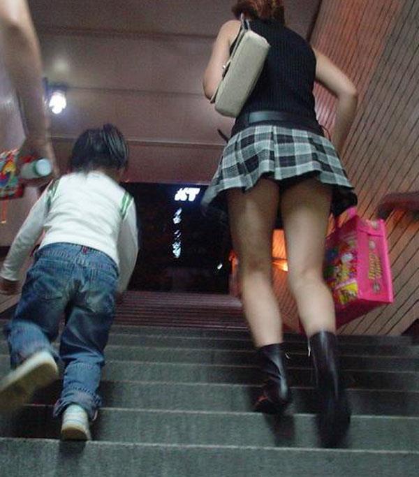 街中にいる若妻のパンチラ！子どもに夢中で股間が無防備な人妻たち♡042
