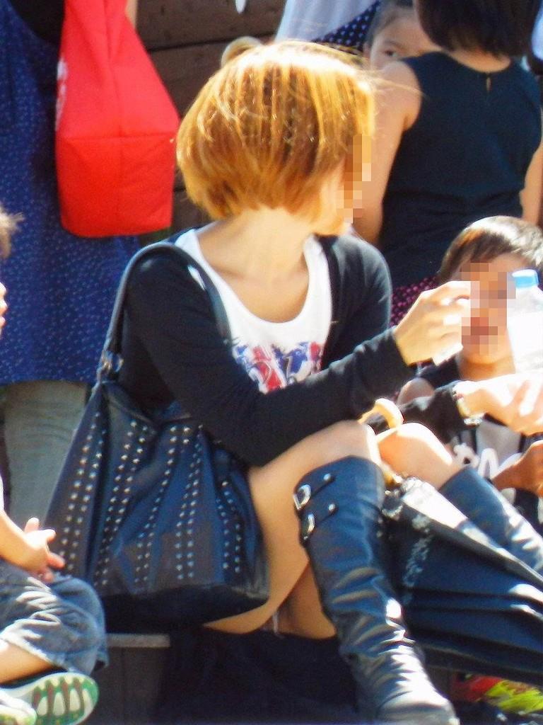 街中にいる若妻のパンチラ！子どもに夢中で股間が無防備な人妻たち♡044