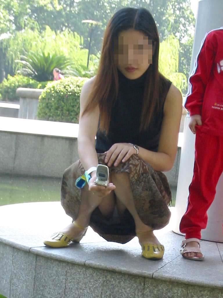 街中にいる若妻のパンチラ！子どもに夢中で股間が無防備な人妻たち♡045