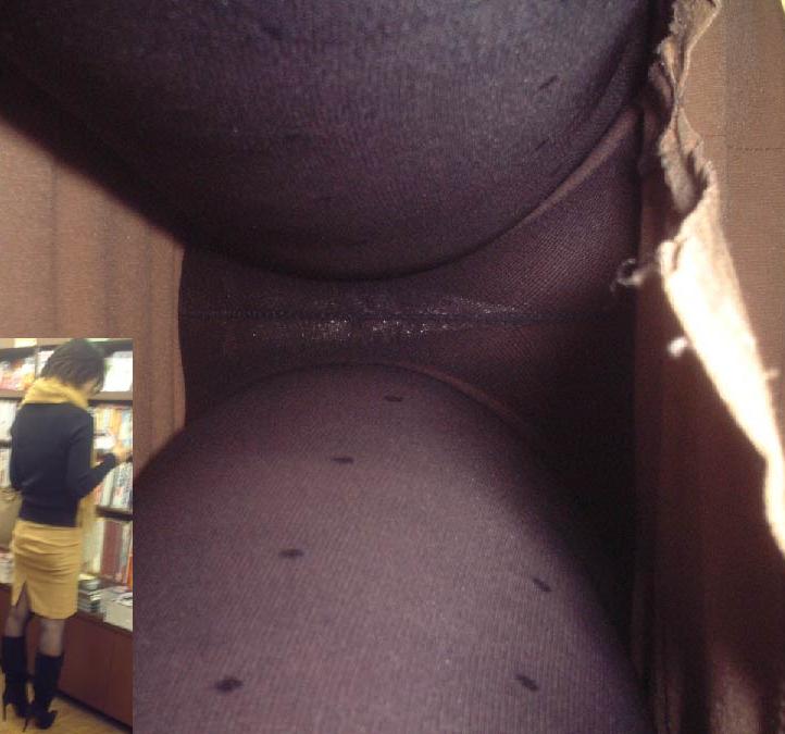 冬服の逆さ撮り盗撮パンチラ画像！タイツ越しに見えるパンツに大興奮♡【35枚】006枚目