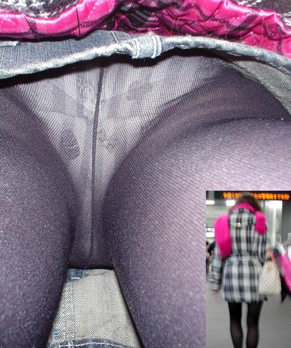 冬服の逆さ撮り盗撮パンチラ画像！タイツ越しに見えるパンツに大興奮♡【35枚】028枚目