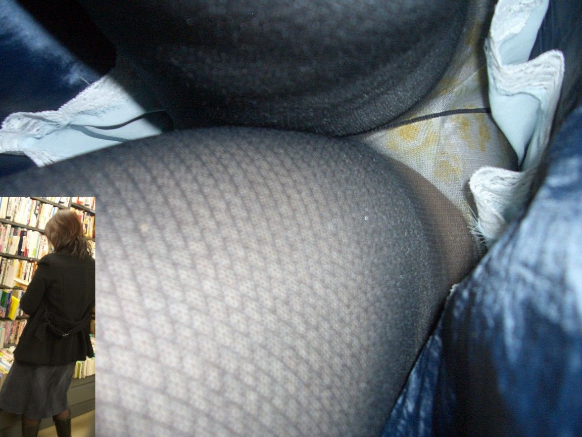 冬服の逆さ撮り盗撮パンチラ画像！タイツ越しに見えるパンツに大興奮♡【35枚】030枚目