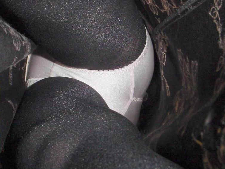 冬服の逆さ撮り盗撮パンチラ画像！タイツ越しに見えるパンツに大興奮♡【35枚】033枚目