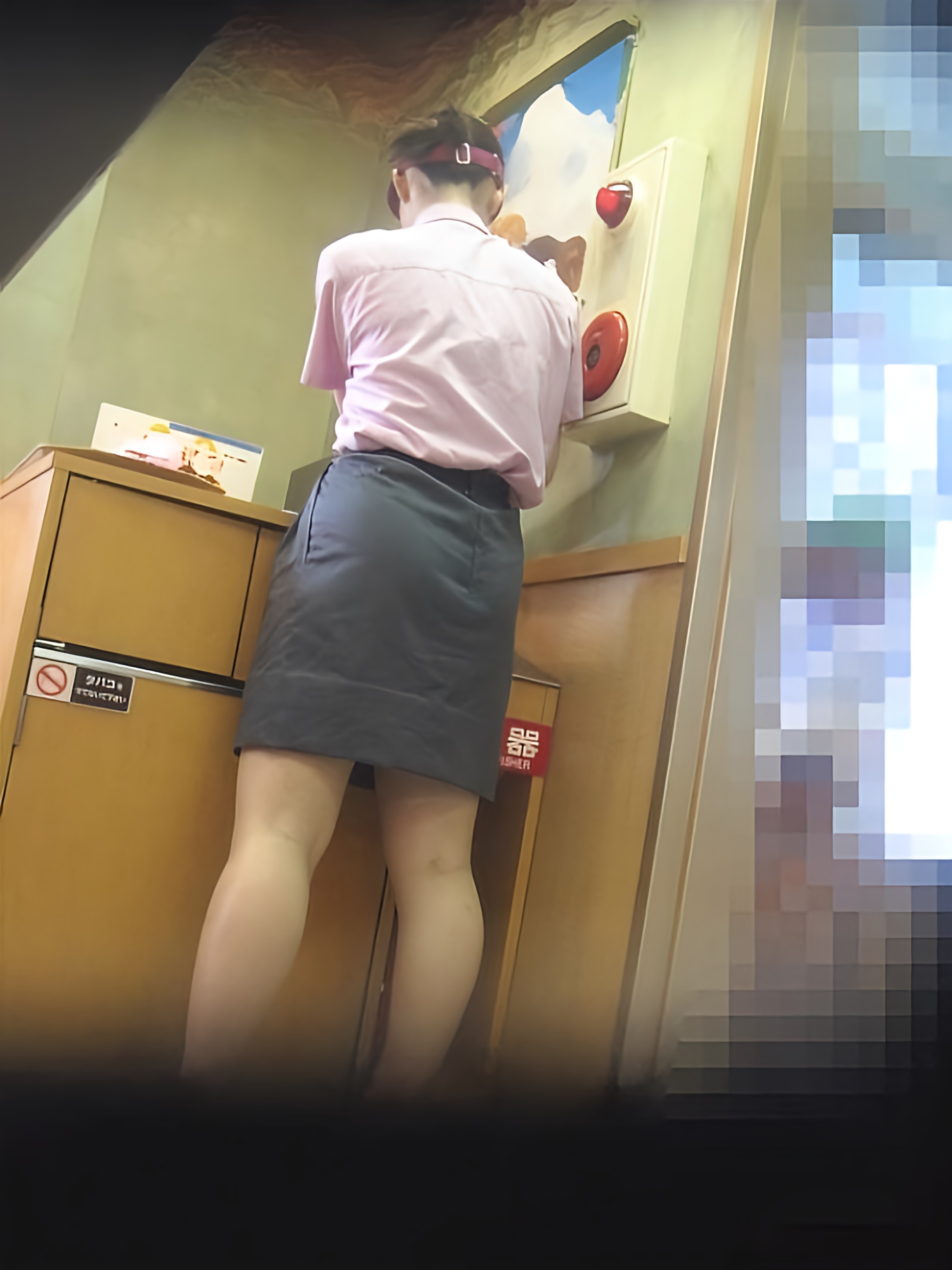 ファミレス店員のパンチラを高画質化してみました♡008