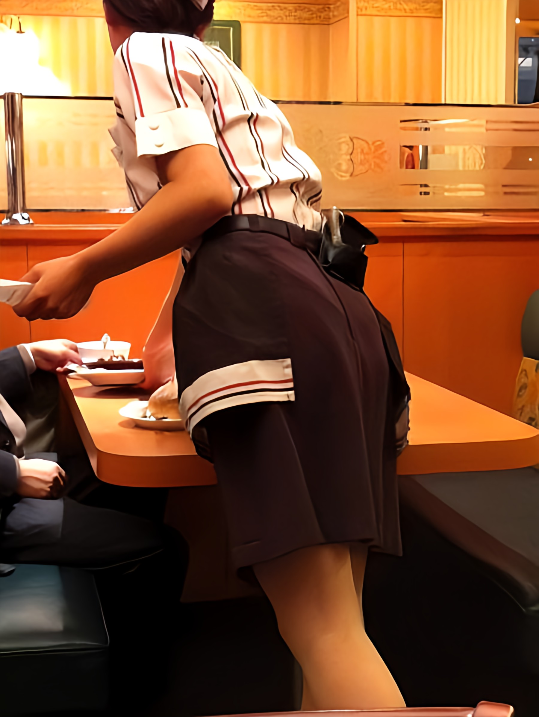 ファミレス店員のパンチラを高画質化してみました♡009