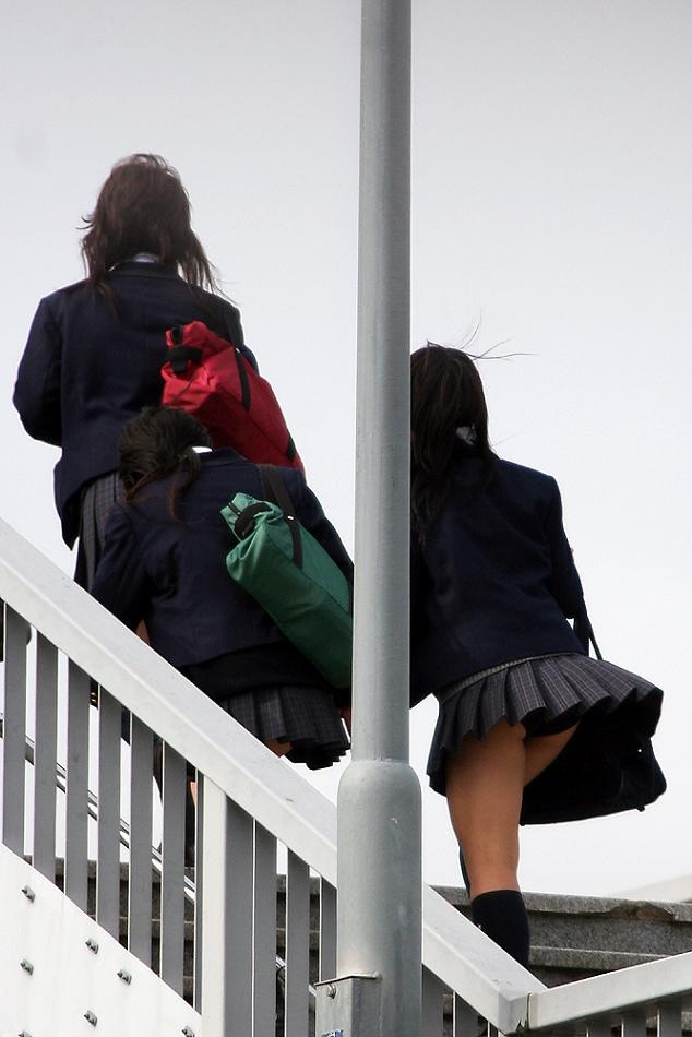【風のイタズラ】登下校中素人JKのスカートをひるがえしンゴ！ (19枚)014