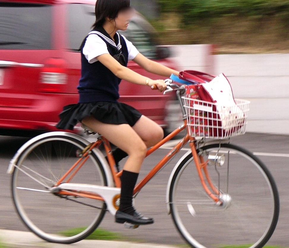 青春真っ盛りなもぎたて女子高生の自転車パンチラをアホ面で盗撮したったｗ (20枚)001