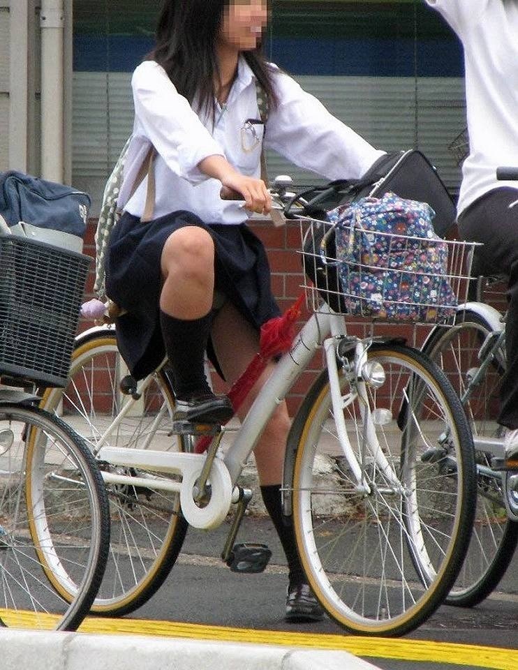 青春真っ盛りなもぎたて女子高生の自転車パンチラをアホ面で盗撮したったｗ (20枚)009