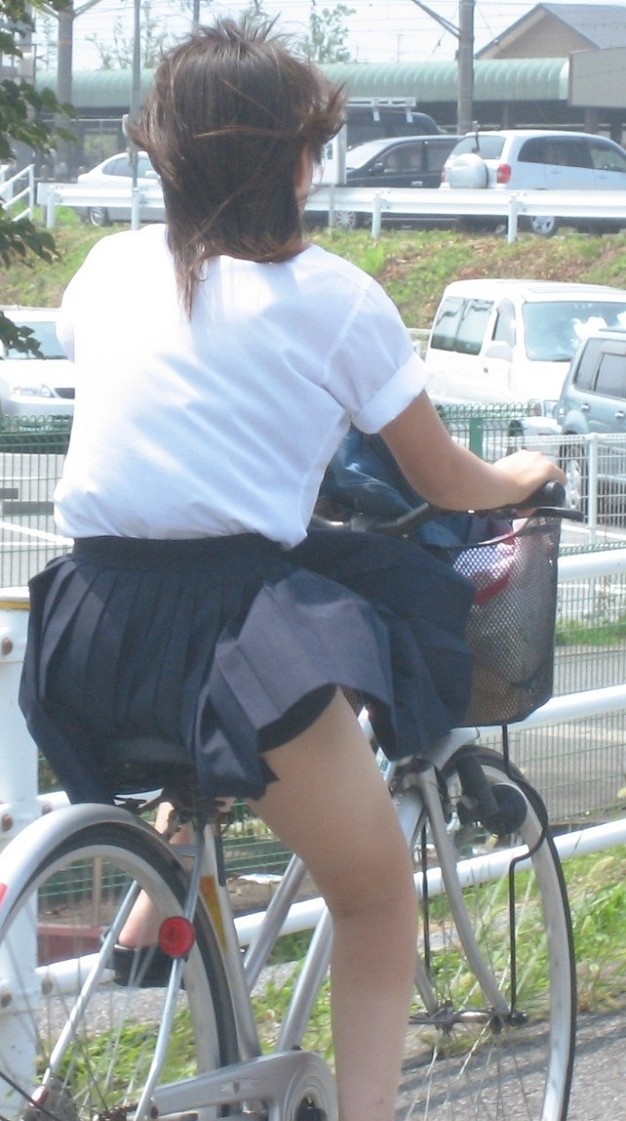 青春真っ盛りなもぎたて女子高生の自転車パンチラをアホ面で盗撮したったｗ (20枚)012