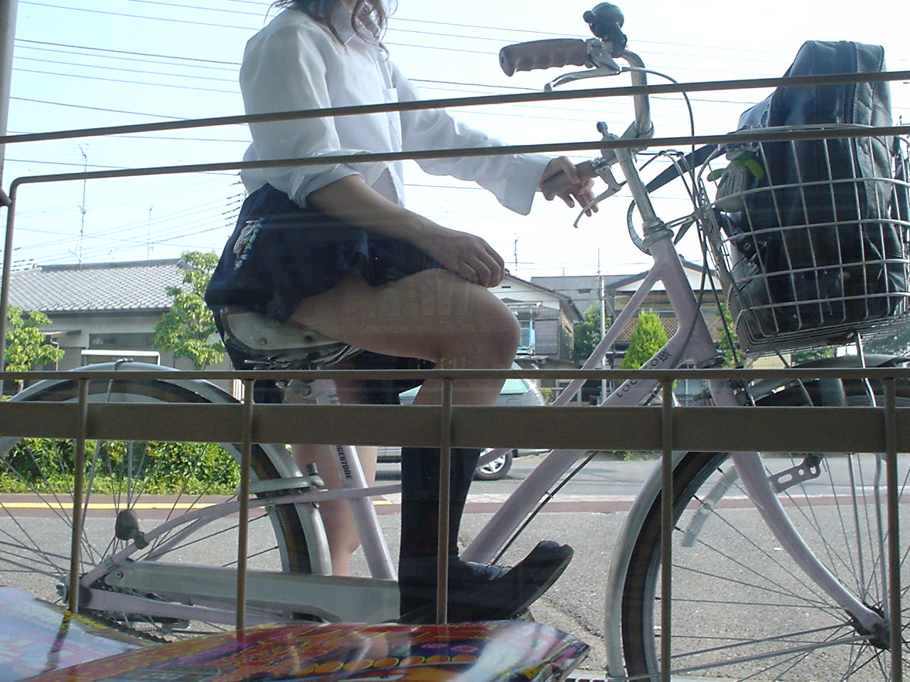 青春真っ盛りなもぎたて女子高生の自転車パンチラをアホ面で盗撮したったｗ (20枚)014