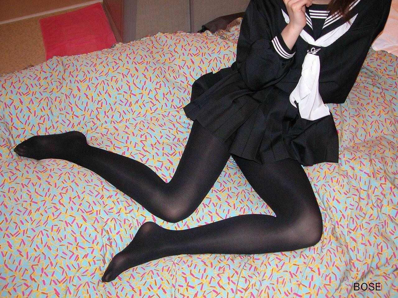 【冬服 パンチラ】黒タイツを履いた女子高生たちを華麗に盗撮 (画像36枚)001