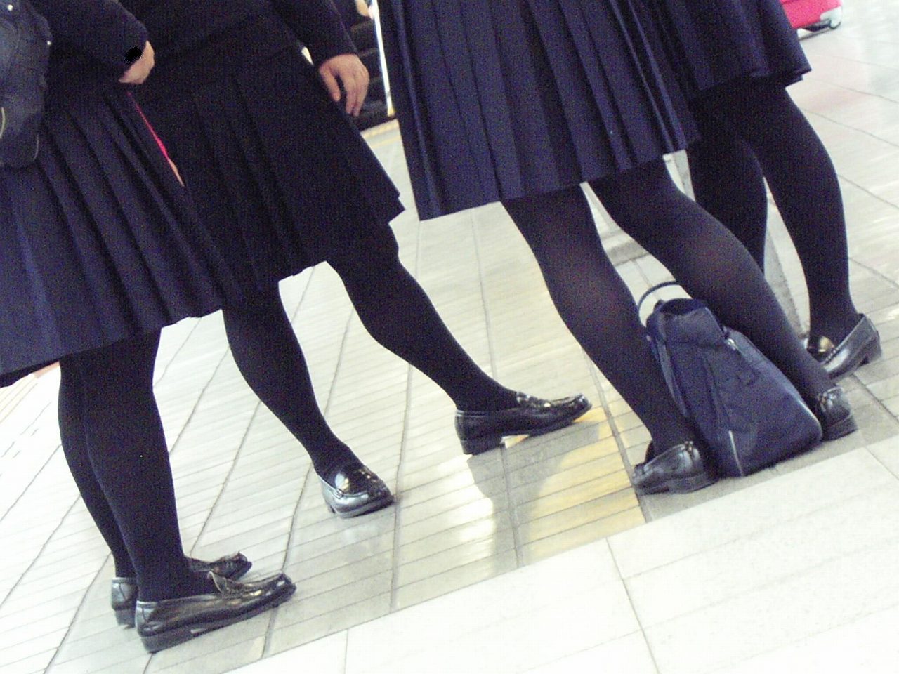 【冬服 パンチラ】黒タイツを履いた女子高生たちを華麗に盗撮 (画像36枚)011