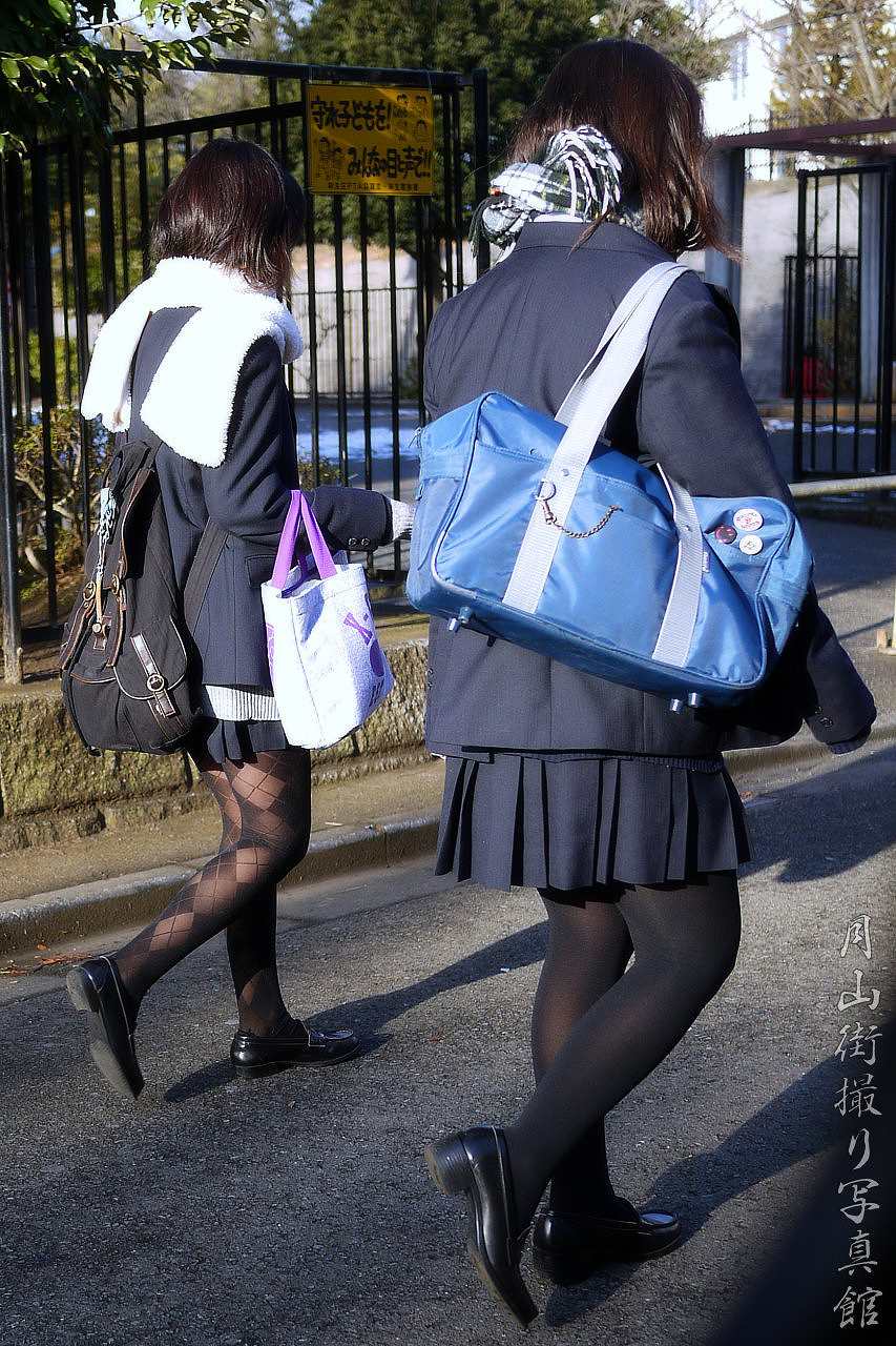【冬服 パンチラ】黒タイツを履いた女子高生たちを華麗に盗撮 (画像36枚)027
