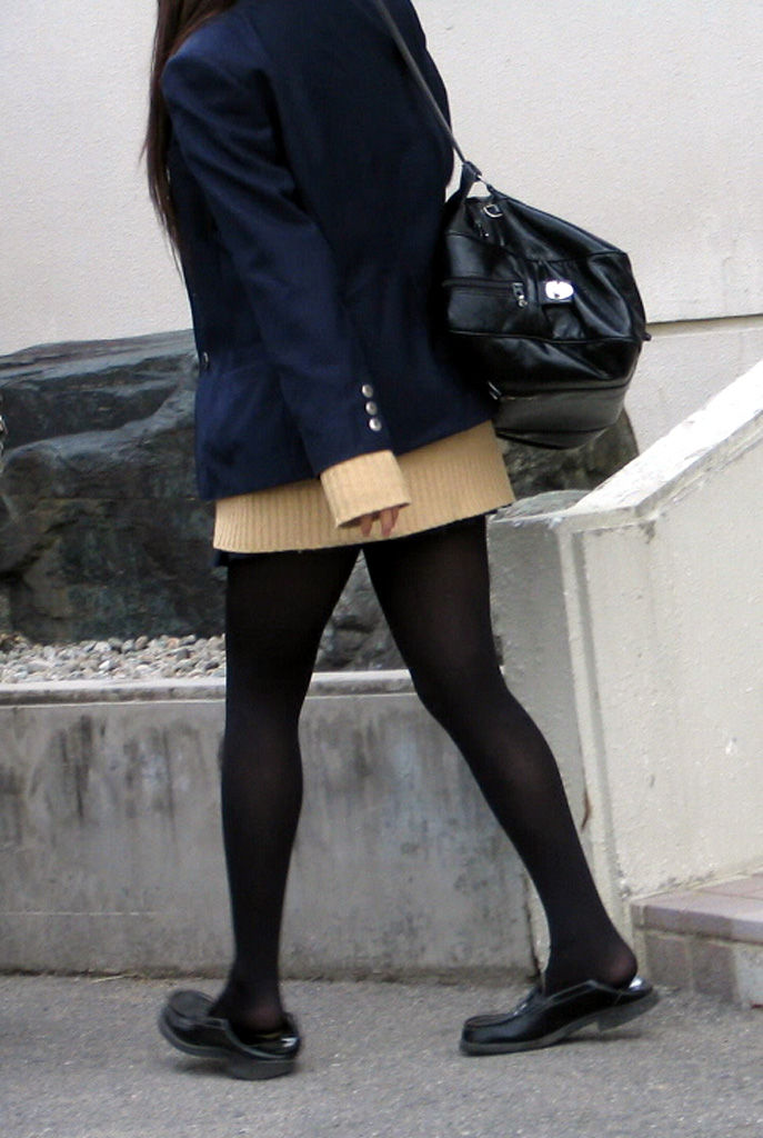 【冬服 パンチラ】黒タイツを履いた女子高生たちを華麗に盗撮 (画像36枚)034